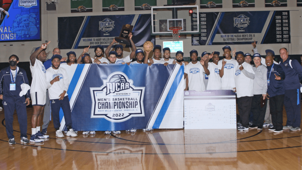 Team photo of 2021-22 NJCAA Division II National Champion SSC Bulldogs